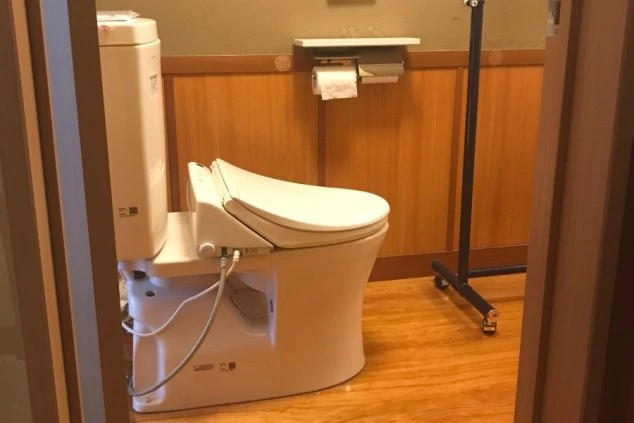 リゾートバイトの館内寮にある温水洗浄便座付きのトイレ。清潔感があり、プライバシーが保たれた寮の設備の画像。