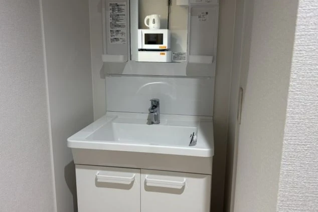 リゾートバイトの個室寮にあるバスルーム。浴槽とシャワーが一体になった、プライベートで清潔な設備の画像。