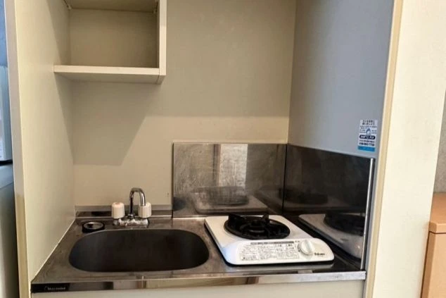 シンクと一口コンロがある、コンパクトなキッチン。簡単な自炊が可能です。