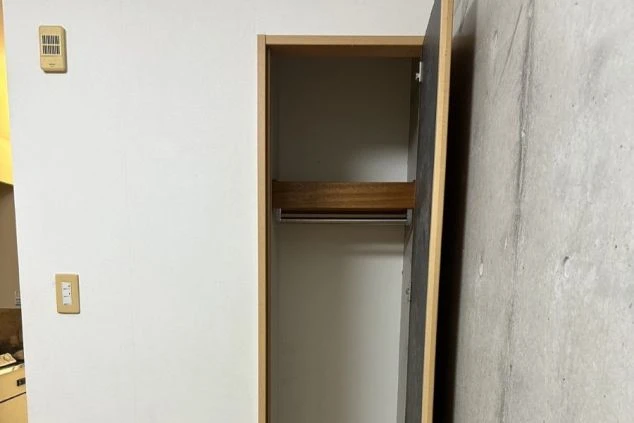 ハンガーポールが備え付けられたクローゼット。衣服をかけることができ、整理に便利です。