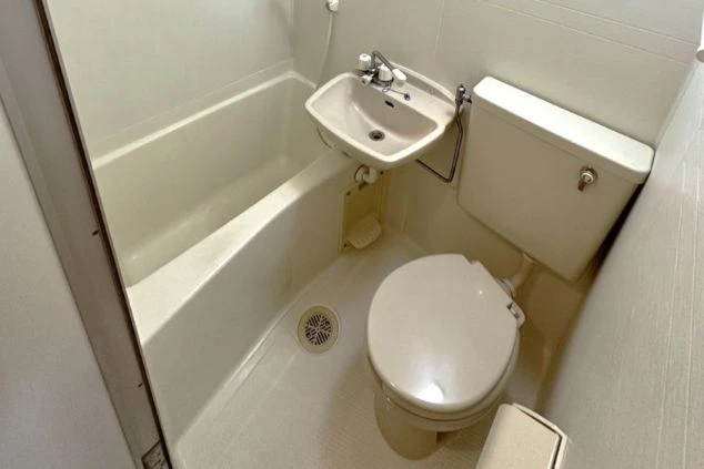 浴槽、洗面台、トイレが一体となったユニットバス。コンパクトながら必要な設備が揃っています。