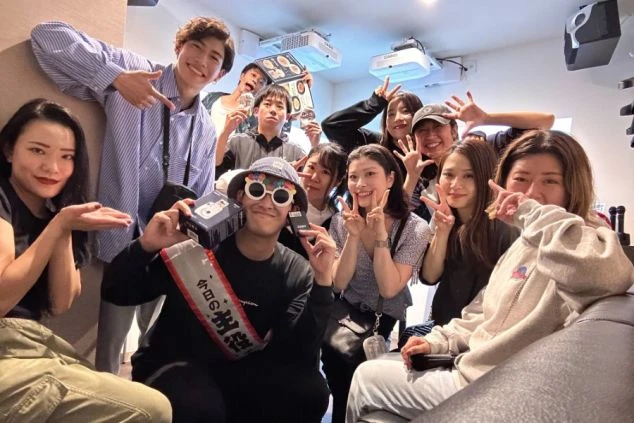 カラフルな椅子とテーブルが並ぶ、広々としたリゾートホテルのレストラン。ビュッフェカウンターもあり、明るく開放的な空間。