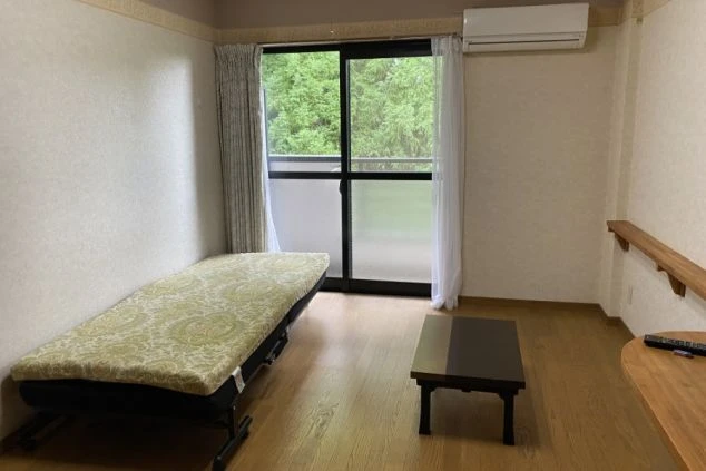 リゾートバイトの個室寮は、ベランダから緑が見える、日当たりの良いお部屋。エアコン完備で、快適に過ごせます。