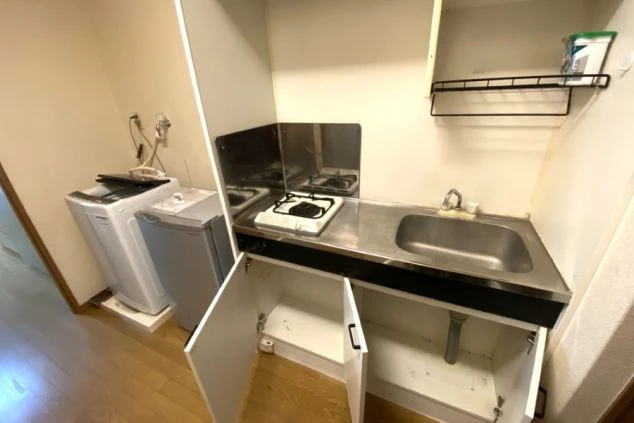 寮の室内には、キッチンや洗濯機も完備。自分のペースで、料理や洗濯など、気兼ねなく生活できます。