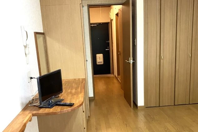 リゾートバイトの個室寮には、デスクやテレビ、大容量のクローゼットも。家具付きなので、少ない荷物で新生活を始められます。