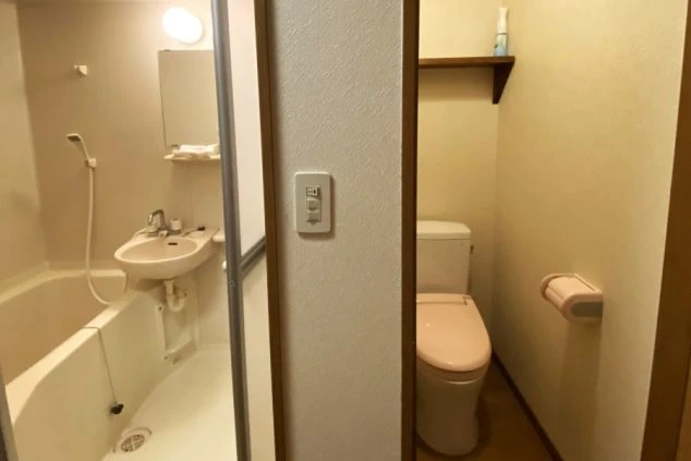 お風呂とトイレが別々で、ウォシュレットも付いているのが嬉しいポイント。快適な寮生活をサポートします。