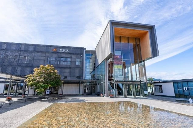 JR高山駅のモダンな駅舎と駅前の広場。交通の便が良い場所でのリゾートバイトや、観光地へのアクセスが良い場所での仕事を探している方に魅力的な画像。
