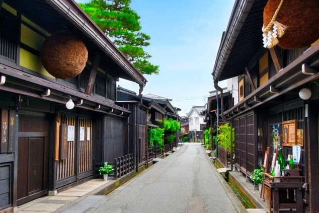 飛騨高山の古い町並みが続く「三町伝統的建造物群保存地区」。歴史ある木造の建物が並び、昔ながらの雰囲気の中でリゾートバイトをしたい方に魅力的な画像。