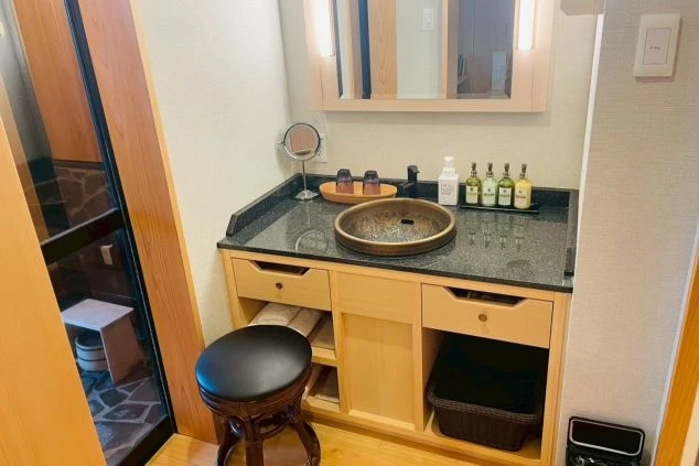 リゾートバイトの客室寮の部屋にある洗面所のイメージ画像。