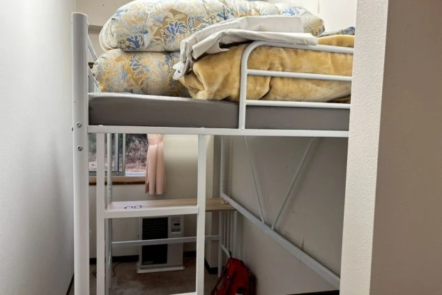 リゾートバイトの個室寮の室内。冬の寒さ対策としてFFファンヒーター（暖房）を完備し、スペースを有効活用できるロフトベッド仕様。