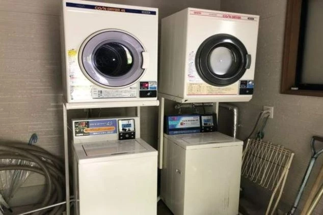 リゾートバイトの個室寮の共用洗濯機・乾燥機の画像。