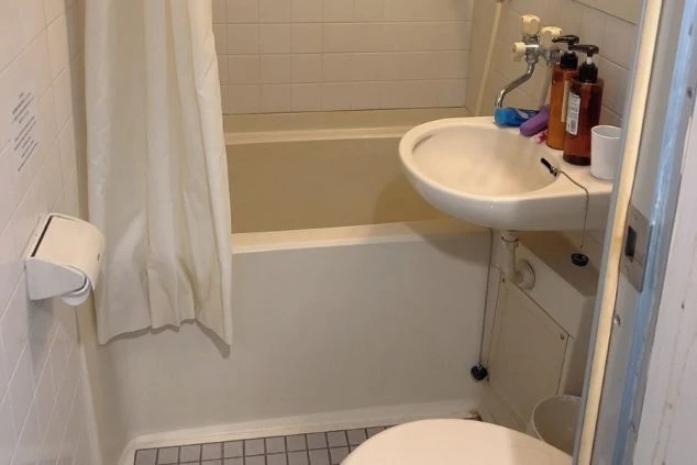 熊本県の杖立温泉でのリゾートバイトでスタッフが住む寮のユニットバスの画像。