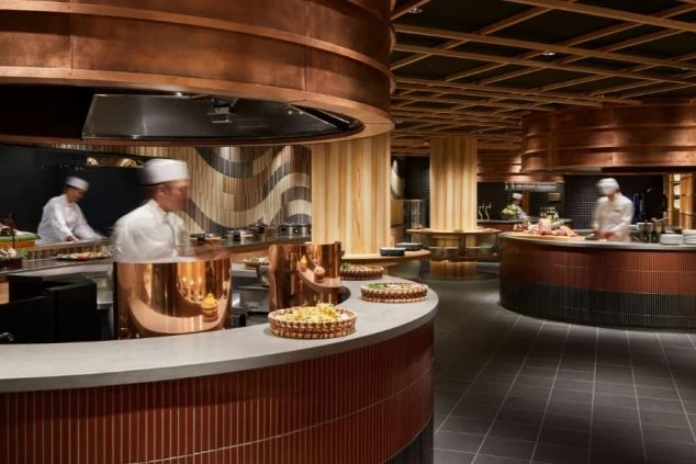 夜の温泉街で、川の上に色とりどりの鯉のぼりがたくさん飾られている画像です。ライトアップされた鯉のぼりが幻想的な雰囲気を醸し出しており、リゾートバイトの休日に地域の伝統行事を楽しむイメージ