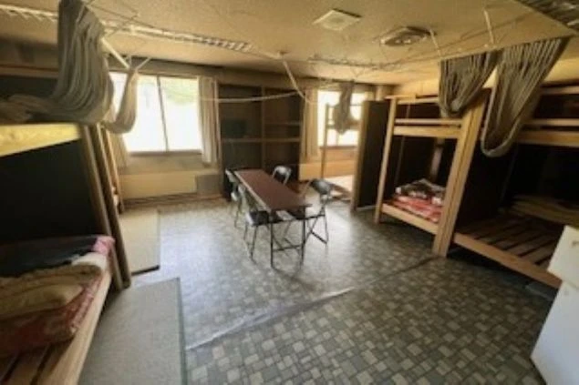 リゾートバイトの寮は、たくさんの仲間と暮らす、賑やかな相部屋タイプ。修学旅行のようで、毎日が楽しくなりそう。