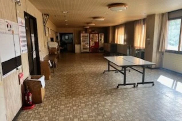 リゾートバイト寮の、広々とした従業員食堂兼休憩室。食事はもちろん、卓球をしたり、仲間との交流の場として使えます。