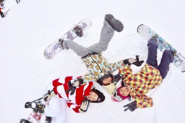 仕事も遊びも全力で。リゾートバイトの仲間と、ゲレンデで過ごす楽しい時間。一生忘れられない、最高の思い出が作れます。