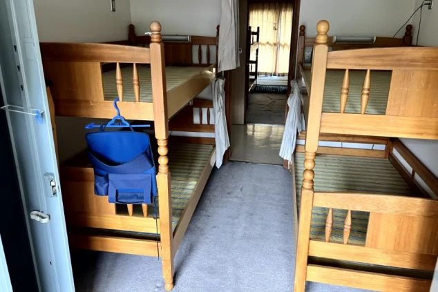 リゾートバイトの相部屋寮の部屋の画像。二段ベッドが2つ並んでいる。