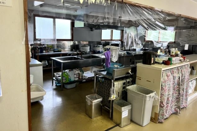 リゾートバイトの相部屋寮の共用キッチンの画像。
