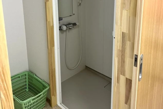 リゾートバイトの相部屋寮の共用シャワールームの画像。