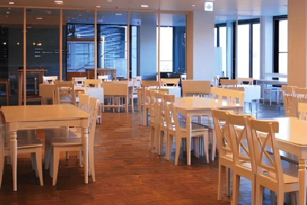 窓から光が差し込む広々とした明るいゲレンデレストラン。ゲレンデレストラン業務の勤務先のイメージ。