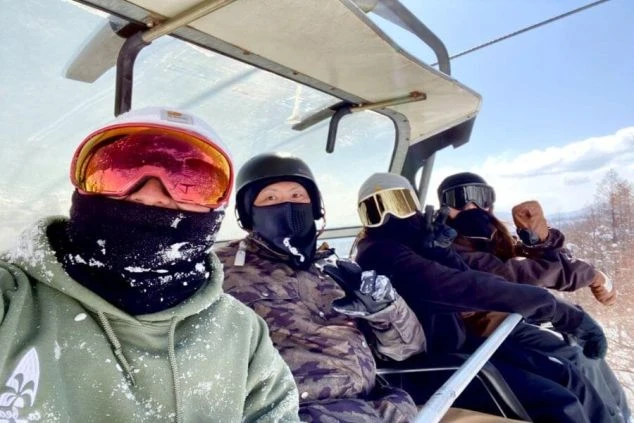 リゾートバイトの仲間たちと、一緒にリフトで山頂へ。仕事も遊びも、最高のチームで楽しむ、冬ならではの毎日。