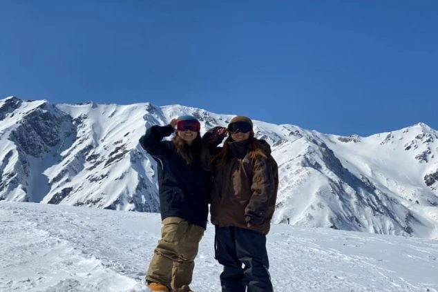 リゾートバイトで出会った仲間と、白銀のゲレンデへ。最高のロケーションで、スノーボードを楽しむ、忘れられない思い出。