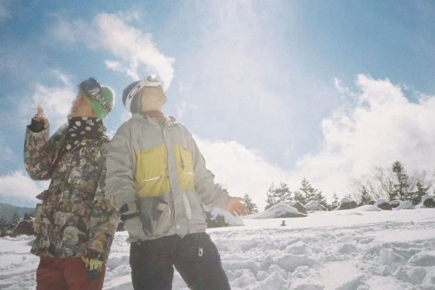 リゾートバイトで出会った仲間と、ゲレンデで記念撮影。最高のパウダースノーの上で、忘れられない思い出を作ろう。