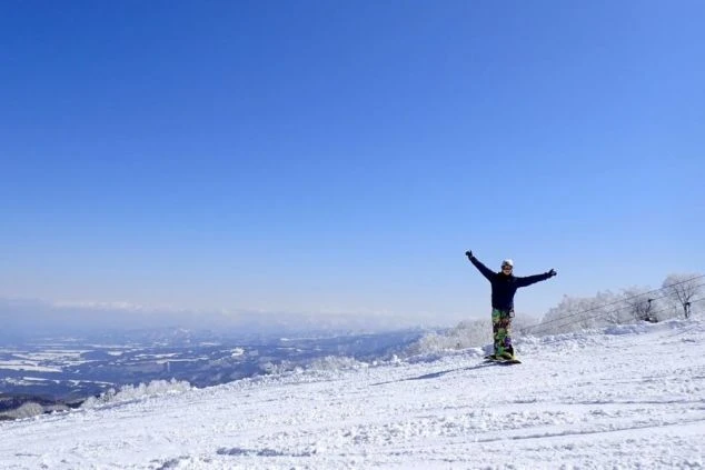 冬のリゾートバイトの魅力は、広大なゲレンデを独り占めできること。最高の景色と雪質の中で、思いきり滑りを楽しめます。