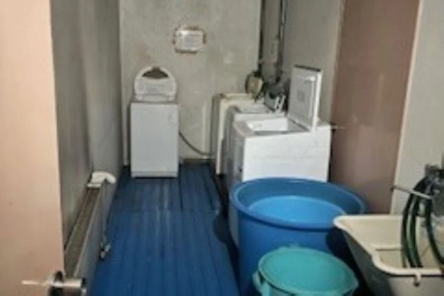 リゾートバイト寮の共同洗濯場。複数台の洗濯機が設置されており、長期滞半の洗濯も安心です。