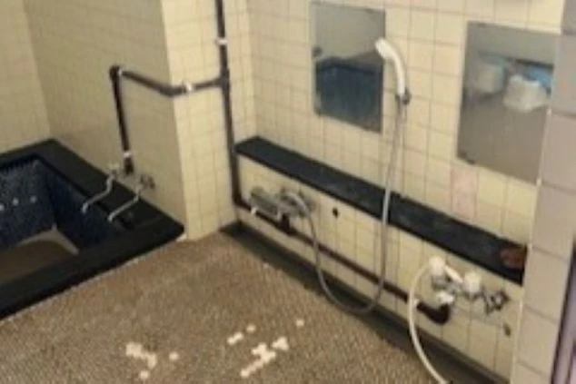 リゾートバイト寮の、広々とした共同浴場。仕事でかいた汗を流し、一日の疲れをリフレッシュできます。