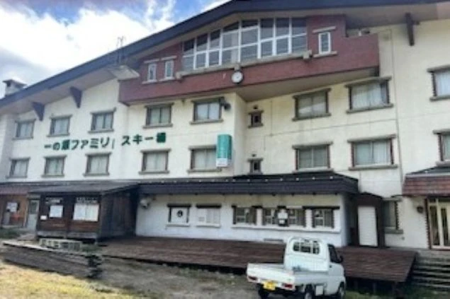 リゾートバイト生活の拠点となる、スキー場のロッジ風の寮。ここから、新しい仲間との、充実した毎日が始まります。