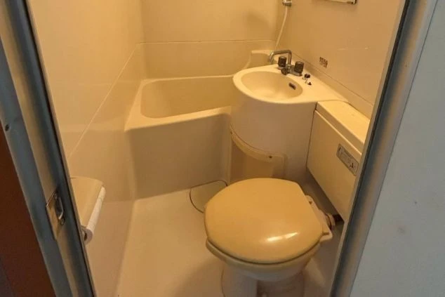 リゾートバイトの社員寮の部屋を表現するイメージ画像。浴槽とシャワー、洗面台とトイレが一体となったユニットバス。