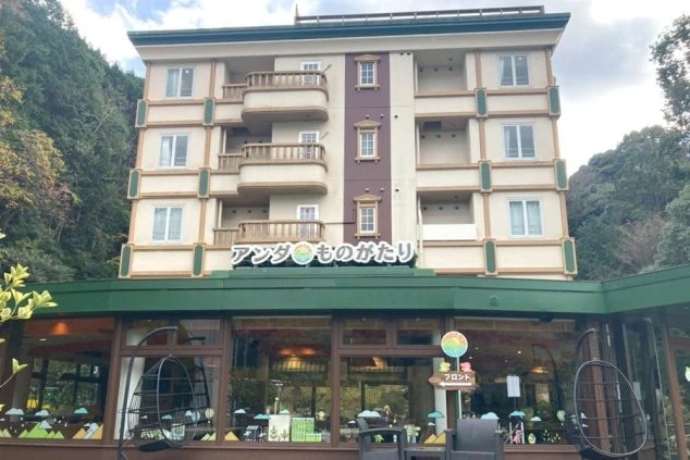 ワクトリ社員が撮影した施設の外観写真。カラフルで楽しそうな雰囲気のホテル。