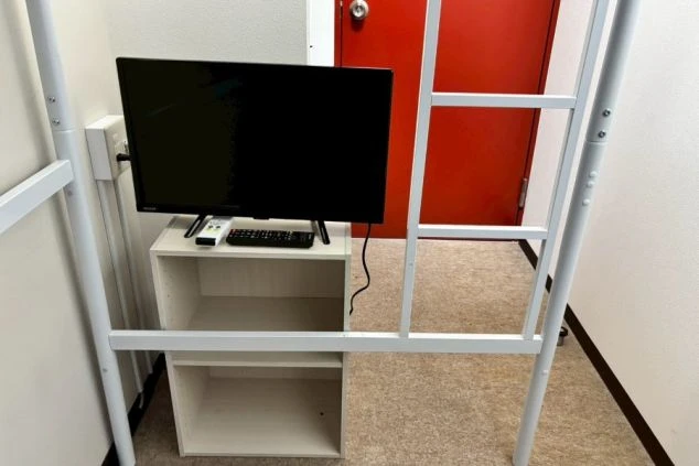 リゾートバイト寮の設備の画像。テレビと収納棚が完備されている。