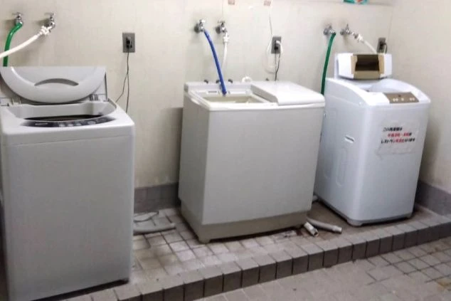 リゾートバイトの寮に完備された、スタッフ共用で無料で使用できる洗濯機。複数台設置されており、待ち時間なく利用できます。