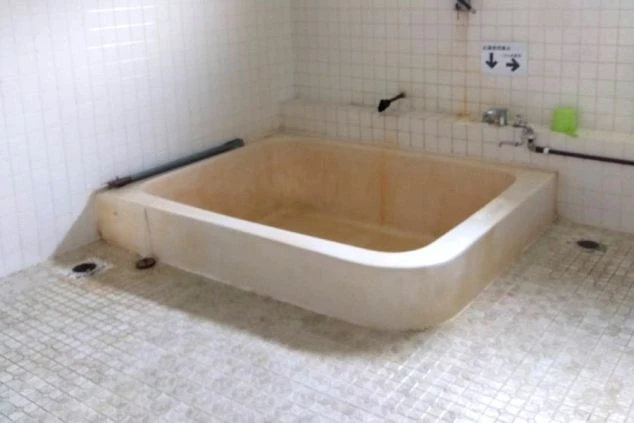 リゾートバイトの寮に完備された共用浴場。広々とした浴槽で、一日の疲れをゆっくり癒せます。清潔に保たれており、快適な入浴が可能です。