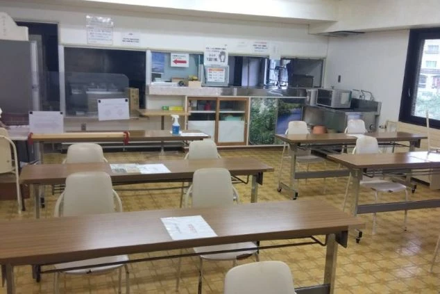 リゾートバイトの従業員食堂。広々とした空間にテーブルと椅子が並び、温かい食事を提供するカウンターも見えるため、スタッフが快適に食事をとれる環境です。