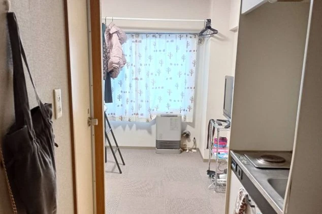 寮の部屋にあるキッチン。冷蔵庫とシンクが備わっており、簡単な調理ができるようになっている。