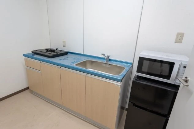 群馬県草津温泉でリゾートバイトするスタッフが住む寮のキッチンの画像。電子レンジや冷蔵庫完備。