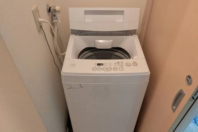 リゾートバイトの個室寮内の洗濯機の画像