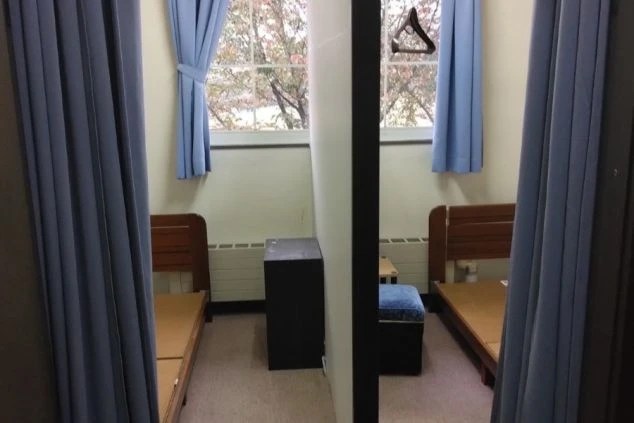 リゾートバイトの寮の相部屋。プライバシーが保てるよう間に壁がある。