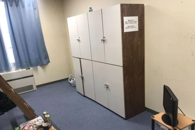 リゾートバイトの寮の室内。個人の荷物を収納できる、鍵付きのロッカーが完備されている。