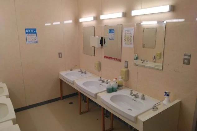 リゾートバイトの寮の共用洗面台。