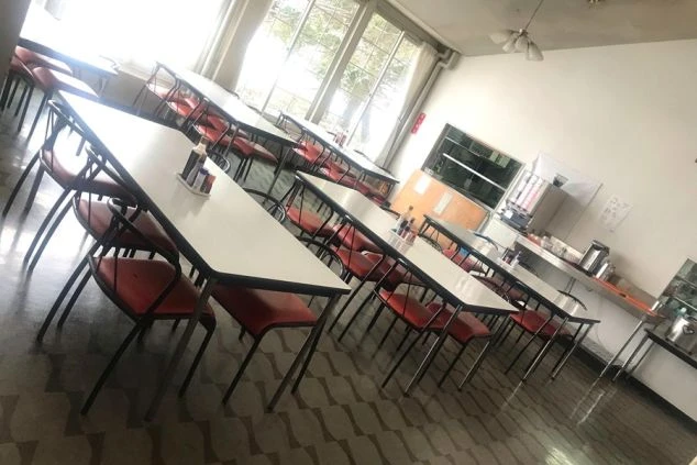 リゾートバイトの寮の食堂。多くの人が一度に食事ができるよう、たくさんのテーブルと椅子が用意されている。