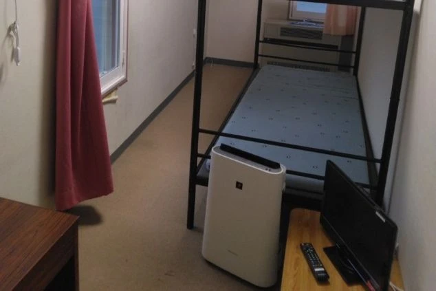 リゾートバイトの女子寮の個室の画像。TVと加湿器がある。