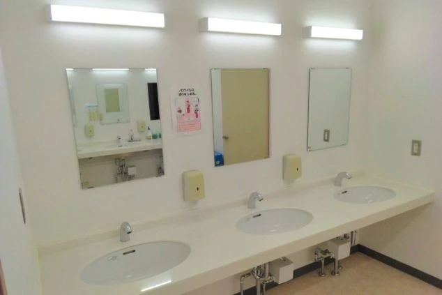 リゾートバイトの女子寮の共用洗面台の画像。