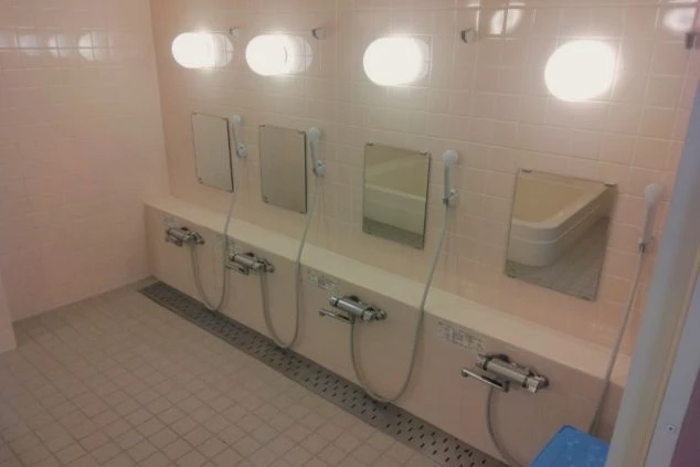 リゾートバイトの女子寮の共用お風呂の洗い場の画像。