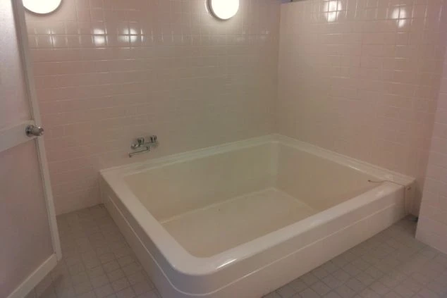 リゾートバイトの女子寮の共用お風呂の湯舟の画像。