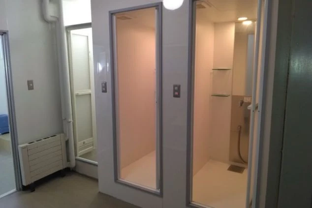 リゾートバイトの寮の共用シャワールームの画像。