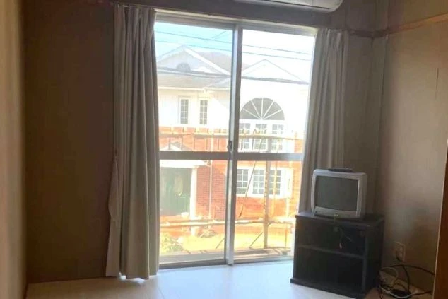 女子寮の居室。窓から光が差し込み、テレビが備え付けられている。